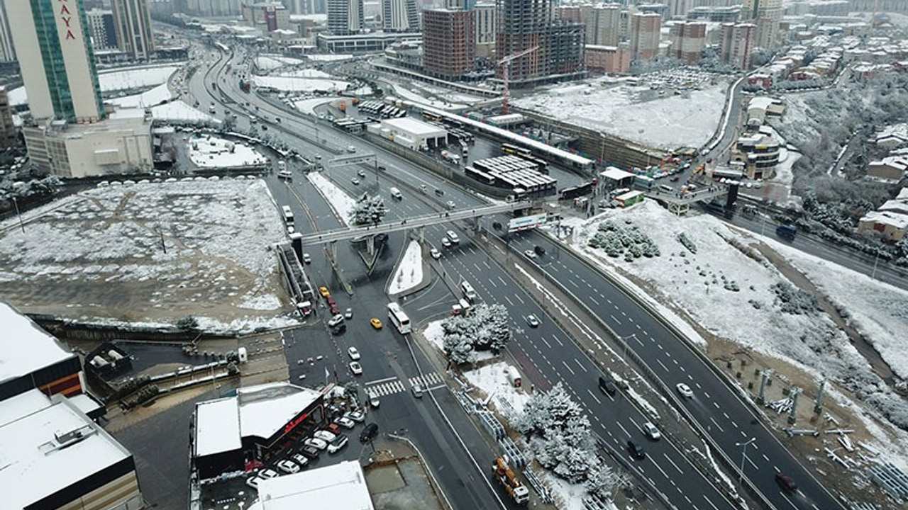 İstanbul ve Ankara'da kar Akdeniz'de fırtına başladı