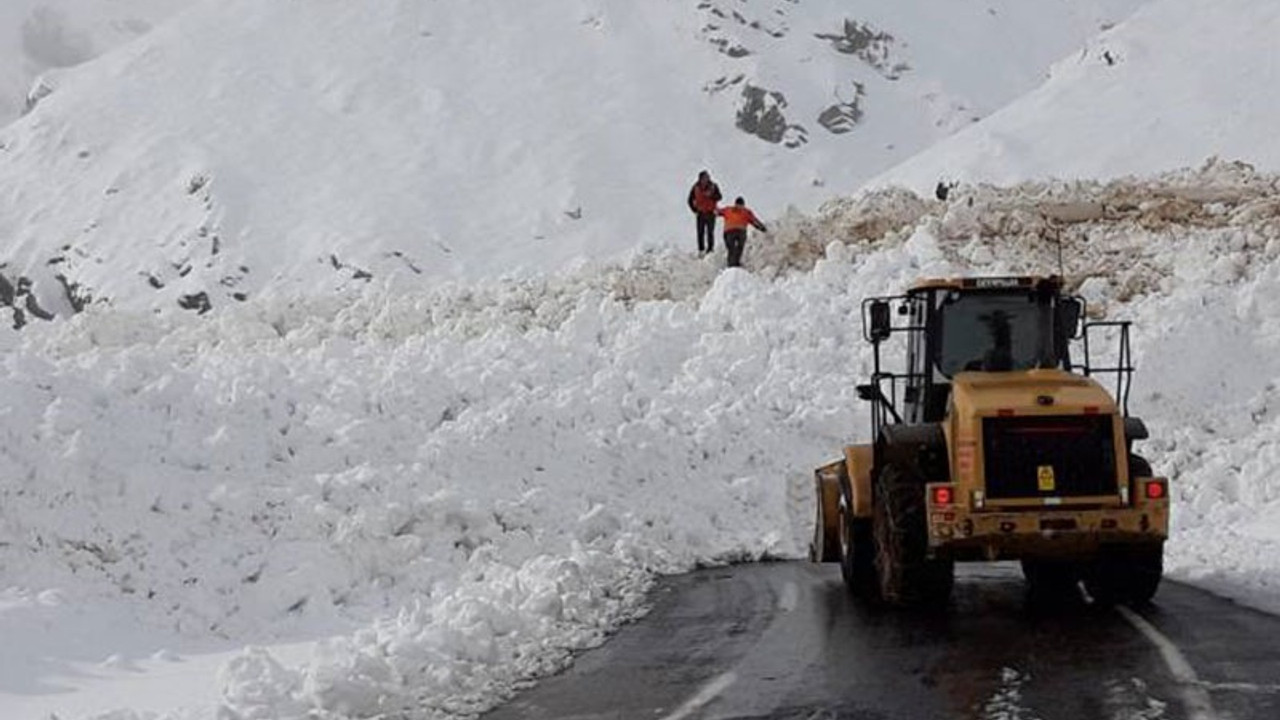 Hakkari-Şırnak yoluna çığ düştü