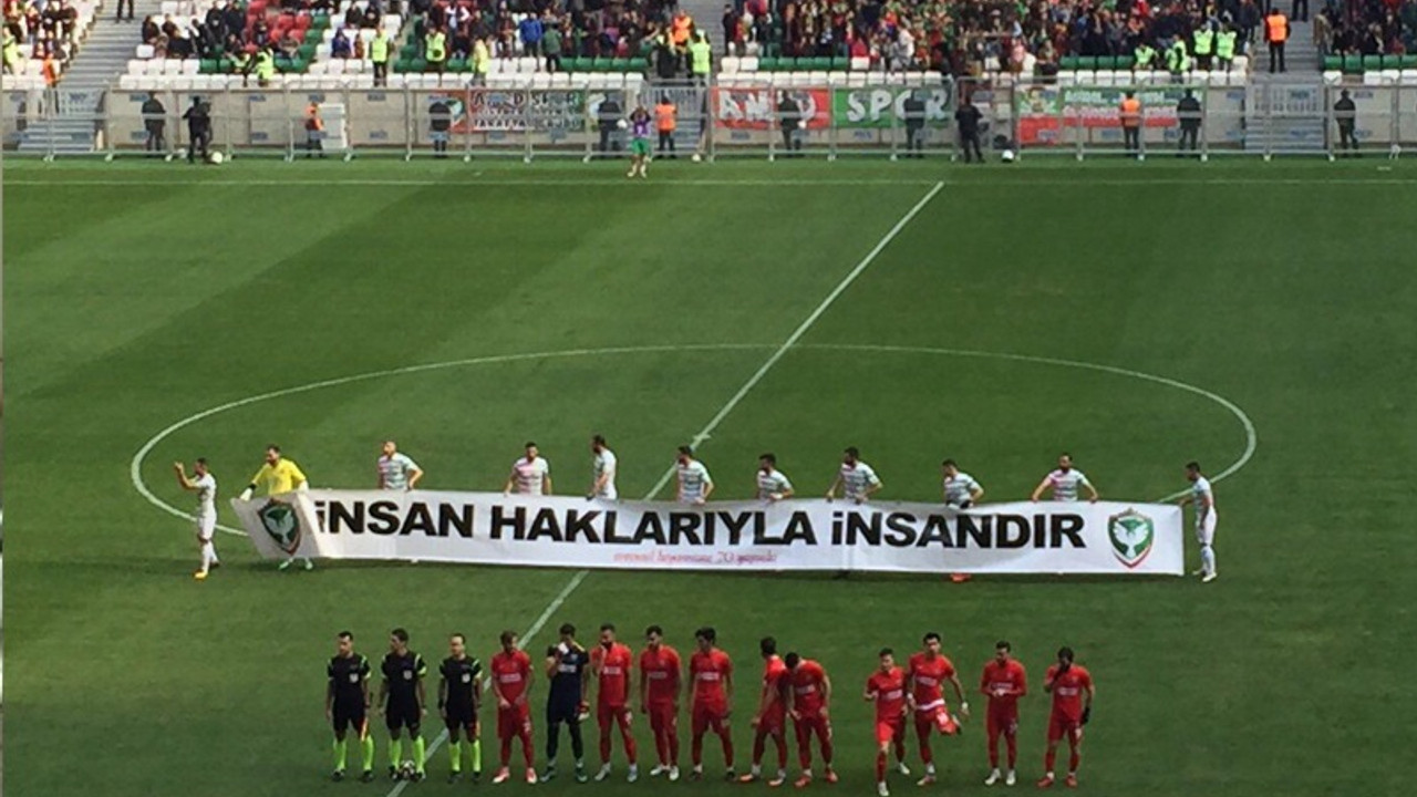 62 haftadır seyircisiz oynayan Amedspor'dan yeni pankart