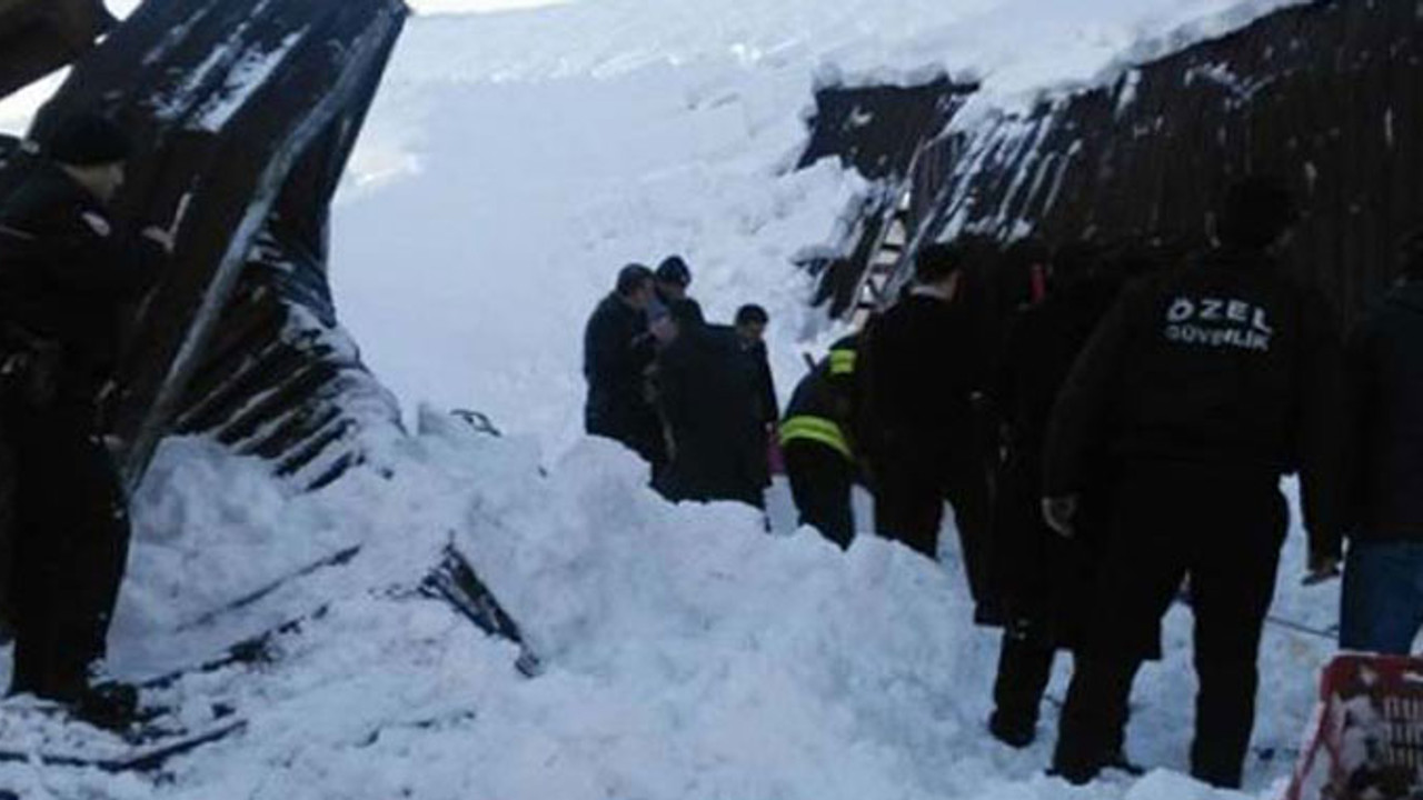 Pazar yerinin çatısı kardan çöktü