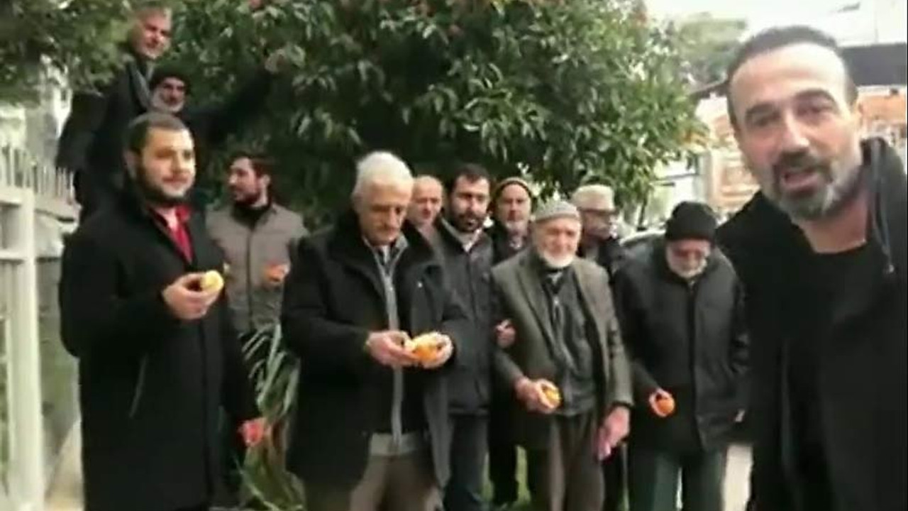 Fatih Portakal'ı portakal yiyerek protesto ettiler