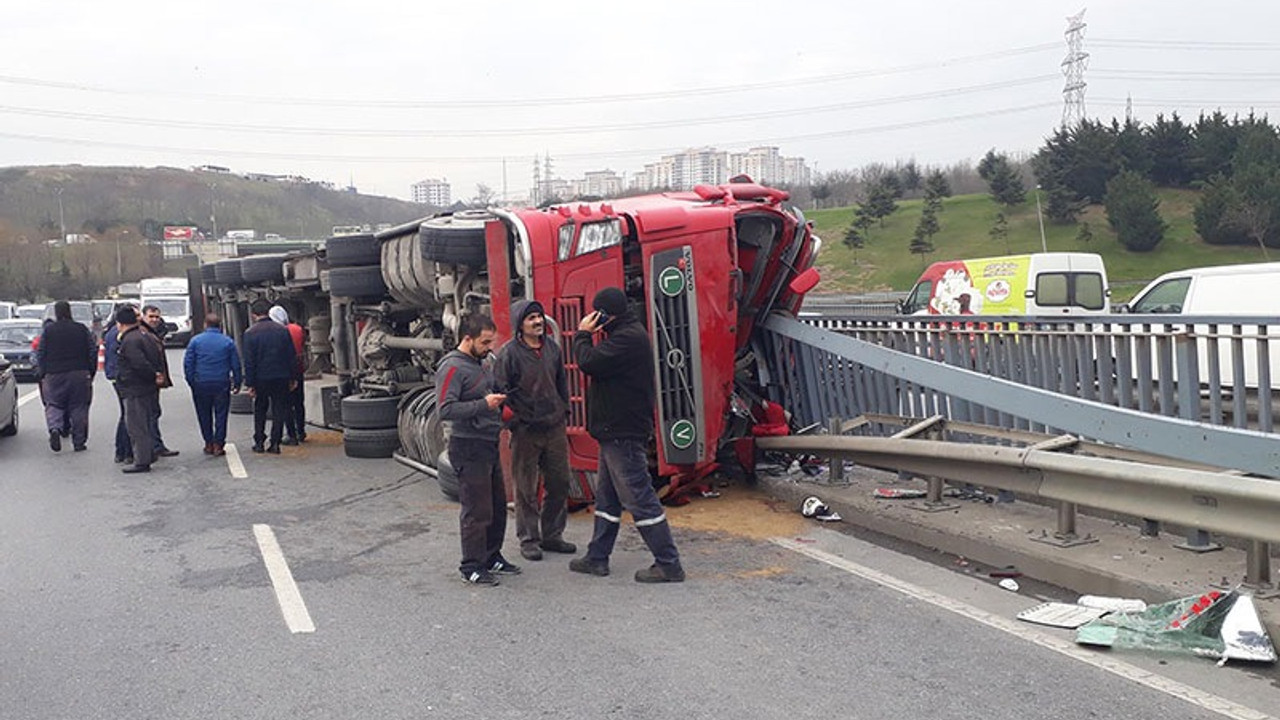 Bayrampaşa'da et yüklü TIR devrildi: 2 yaralı