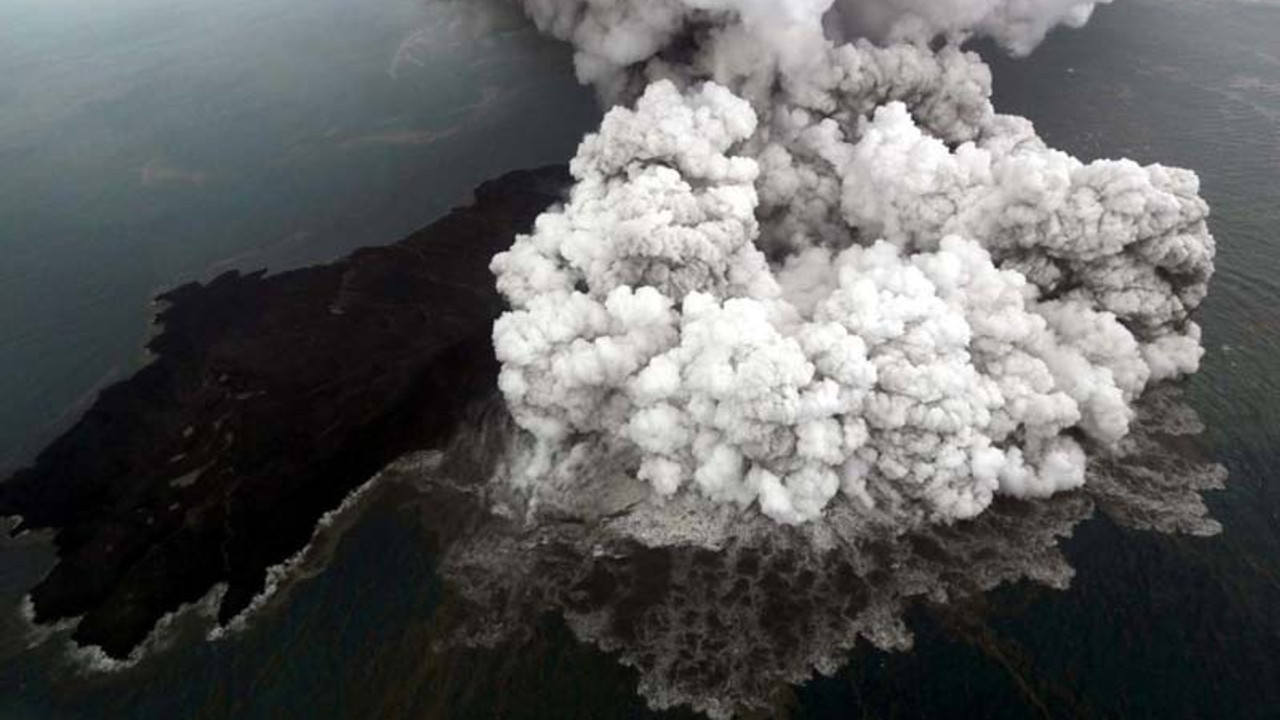 Endonezya'da tsunami sonrası yanardağ alarmı