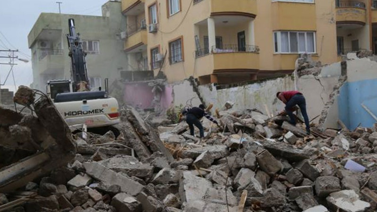 Cizre kayyımının ihmaliyle zarar gören binalar yıkıldı