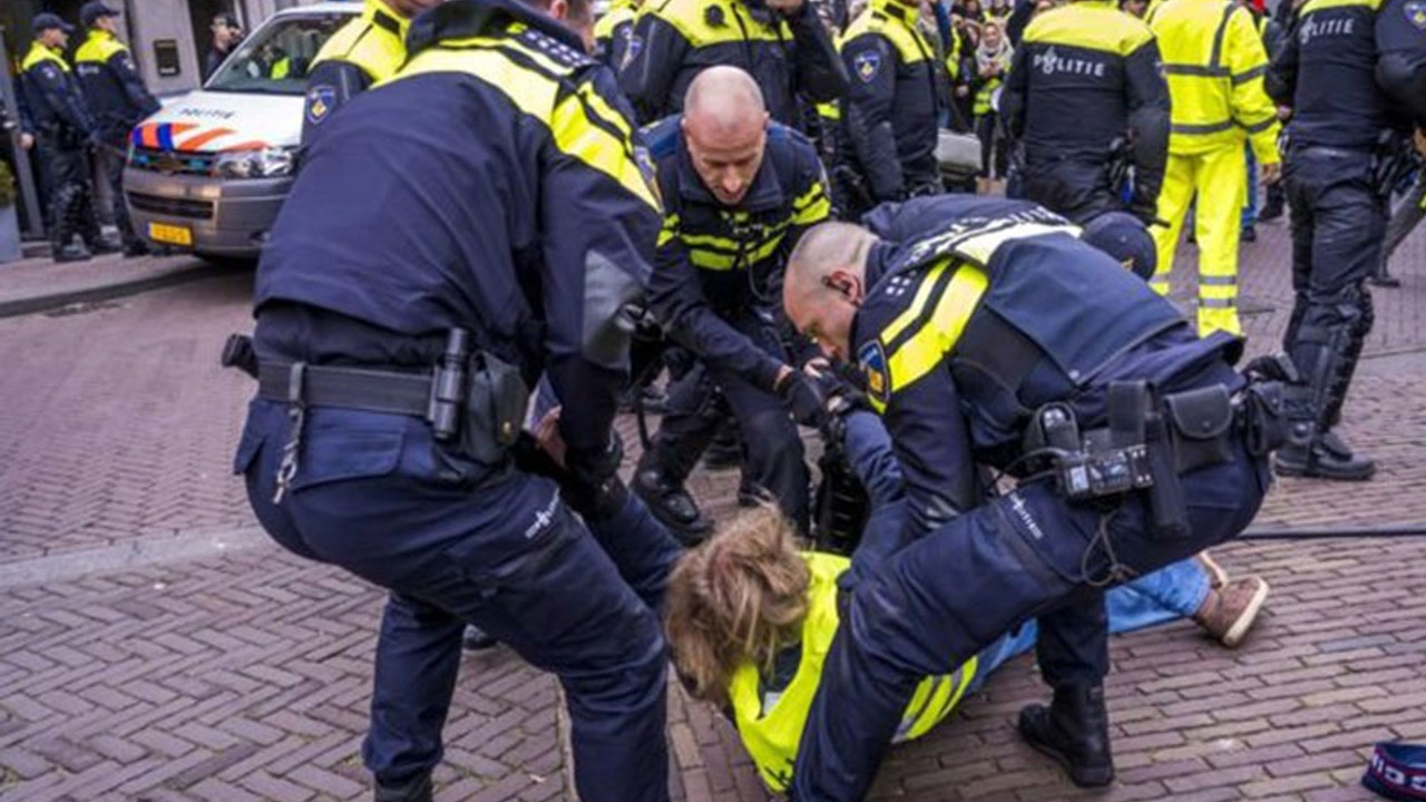 Hollanda'da Sarı Yelekliler polisle çatıştı: 8 gözaltı