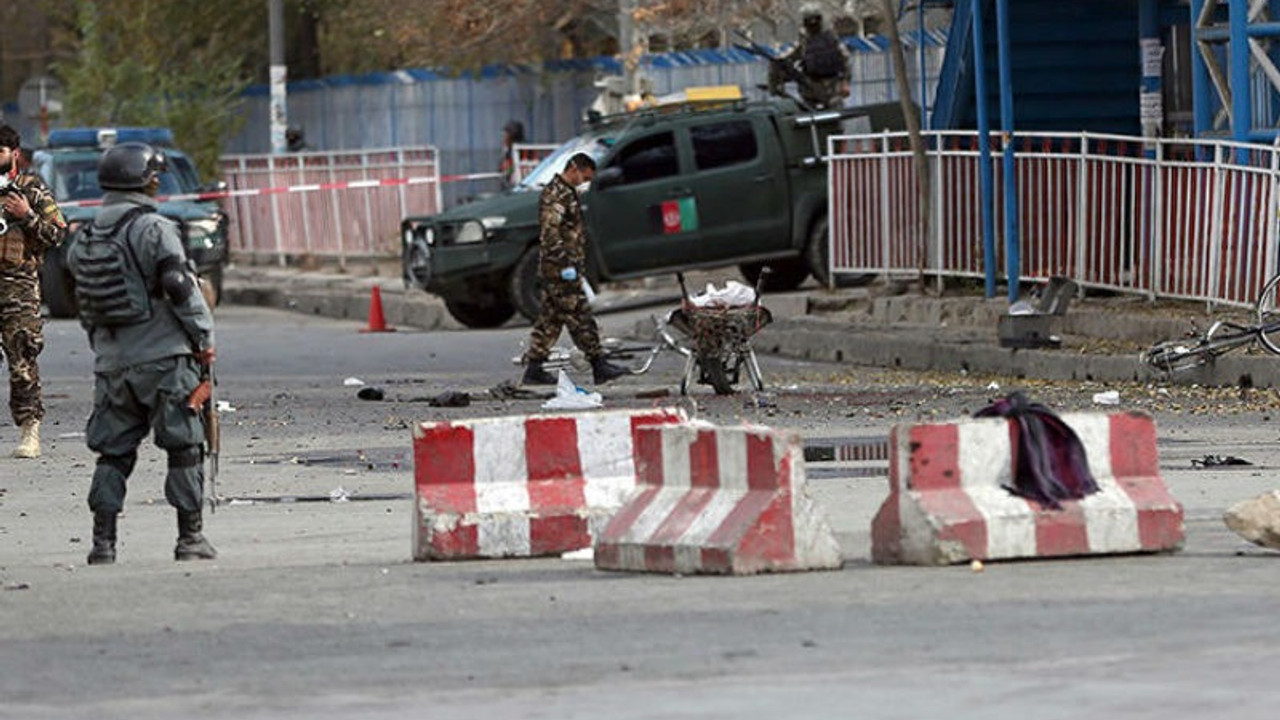 Afganistan'da polis karakoluna saldırı