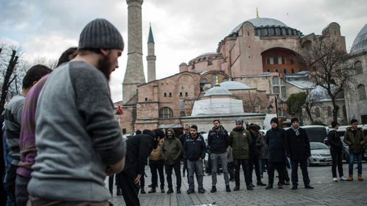 Müzede dansa namaz kılarak tepki gösterdiler