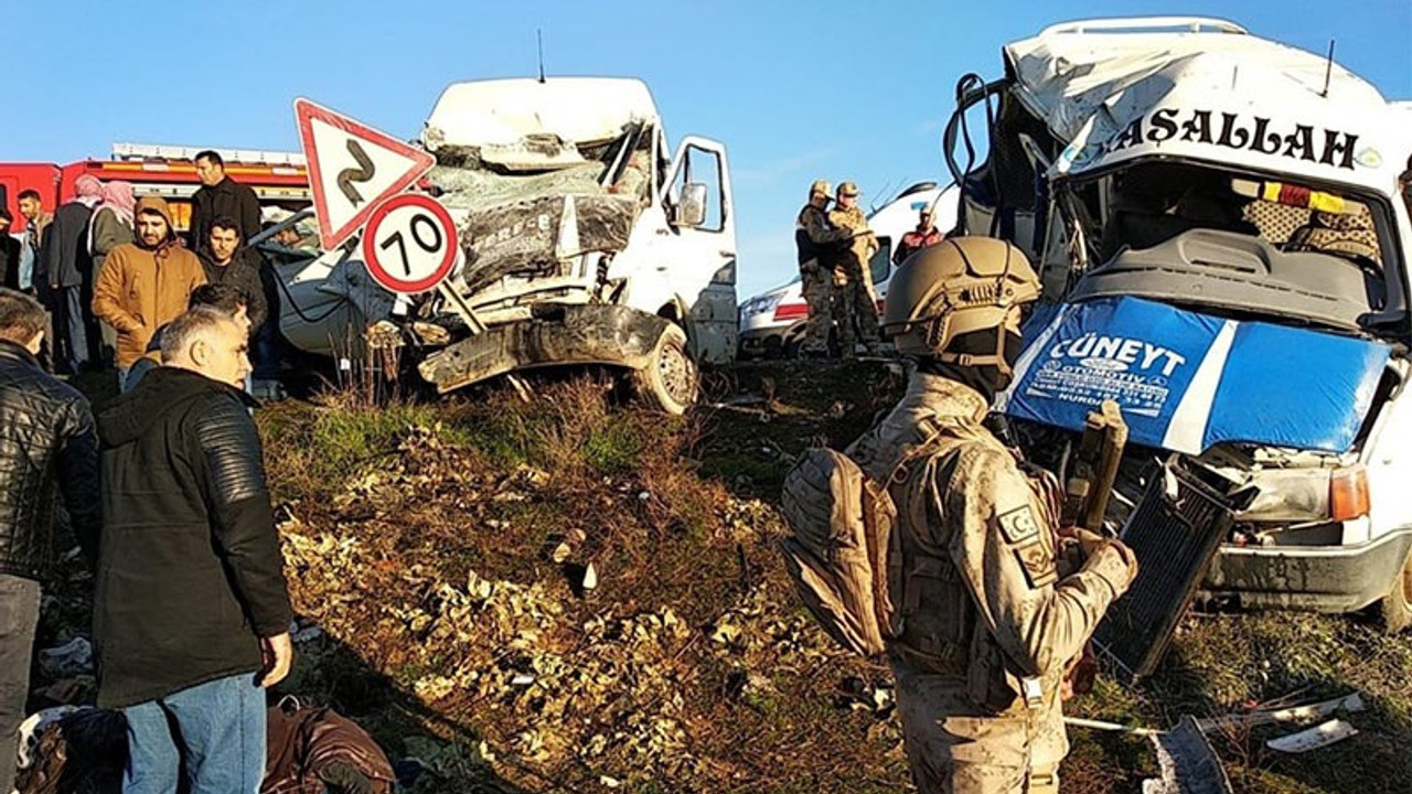 Öğrenci ve işçi servisleri çarpıştı: 2 ölü 14 yaralı