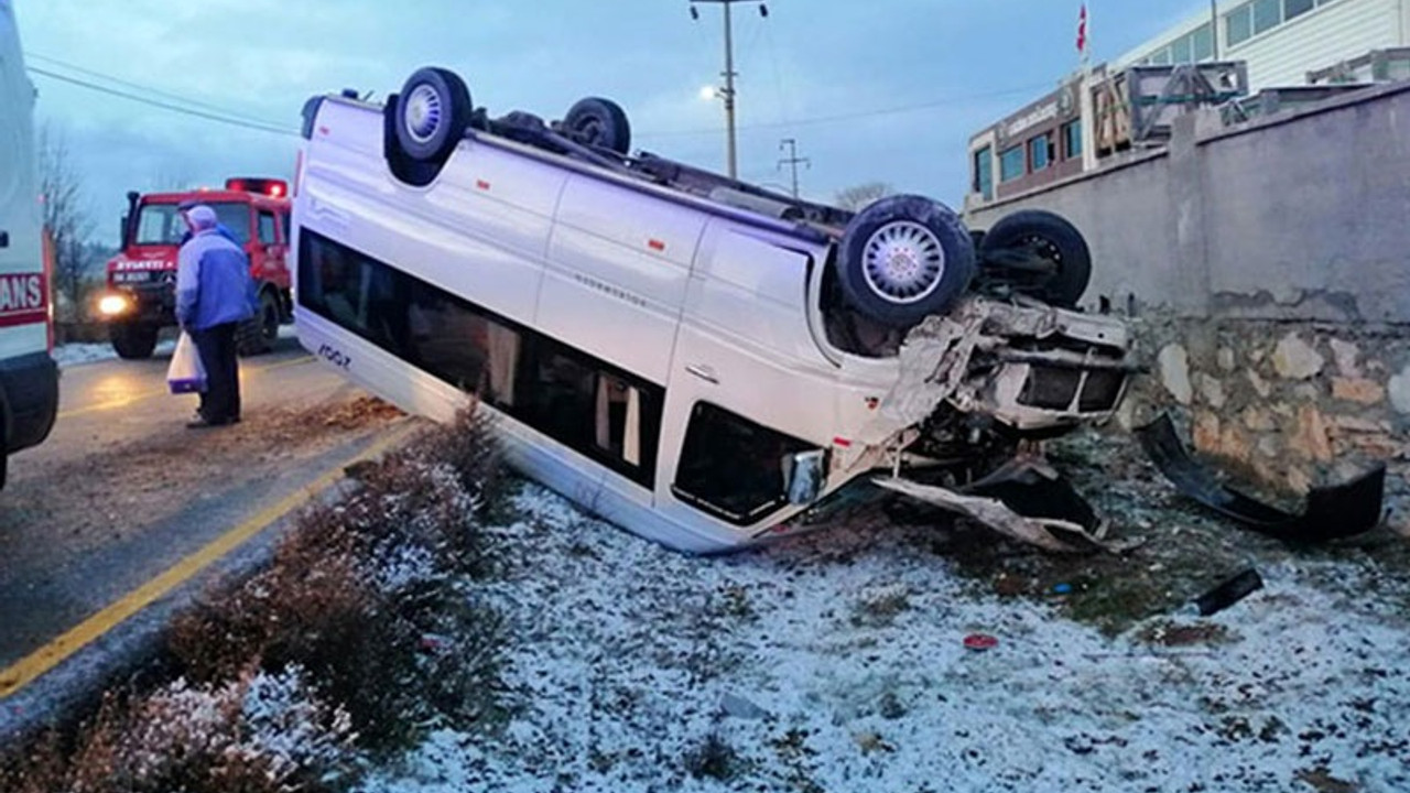 Öğrenci servisi devrildi: 12 yaralı