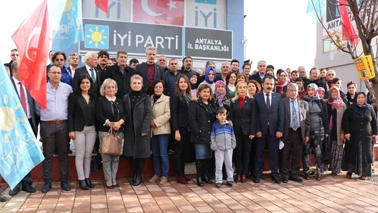 AKP'den istifa eden 300 kişi İYİ Parti'ye katıldı