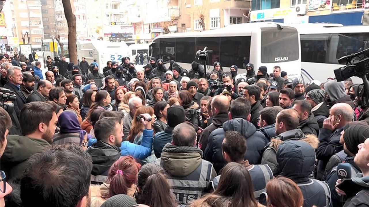 Polisten kadınlara engel: 3 kişiden fazla yürümek yasak