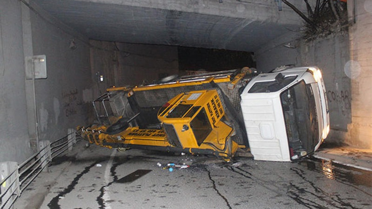 Beyoğlu'nda vinç devrildi, yol kapandı