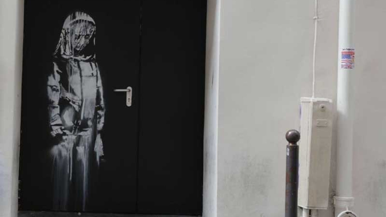 Banksy'nin duvar resmini duvarla birlikte çaldılar