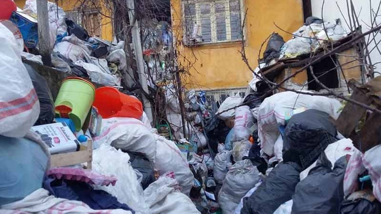 Amasya’da bir evden 20 ton çöp çıkarıldı