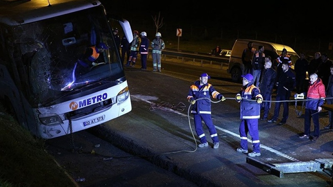 İstanbul'da yolcu otobüsü devrildi: 2 ölü, 21 yaralı