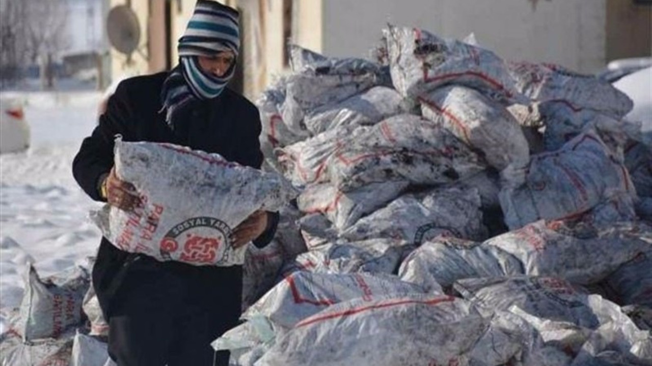 'Halk yoksulluktan yardım kömürlerini satmaya başladı'