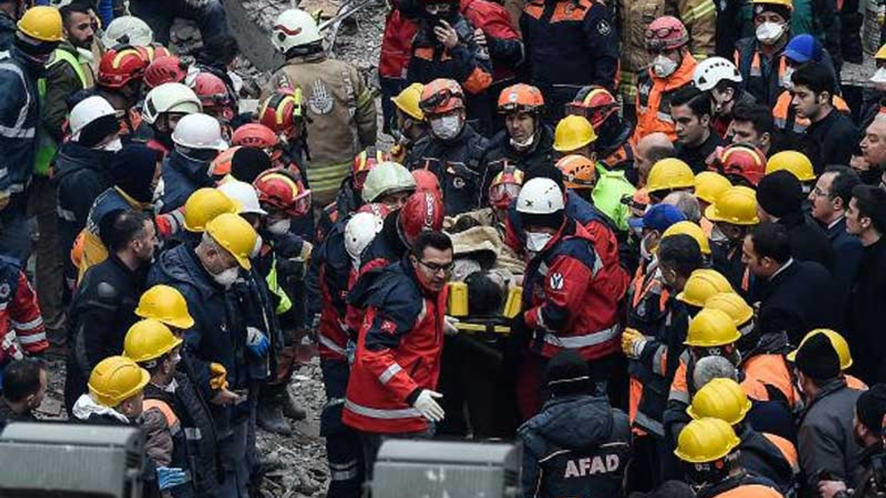 Enkazdan bir genç kurtarıldı: Ölü sayısı 16'ya yükseldi