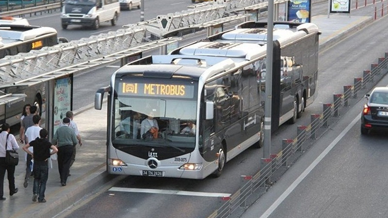 Metrobüste 'biraz ilerle' kavgası: 1 kişi bıçaklandı