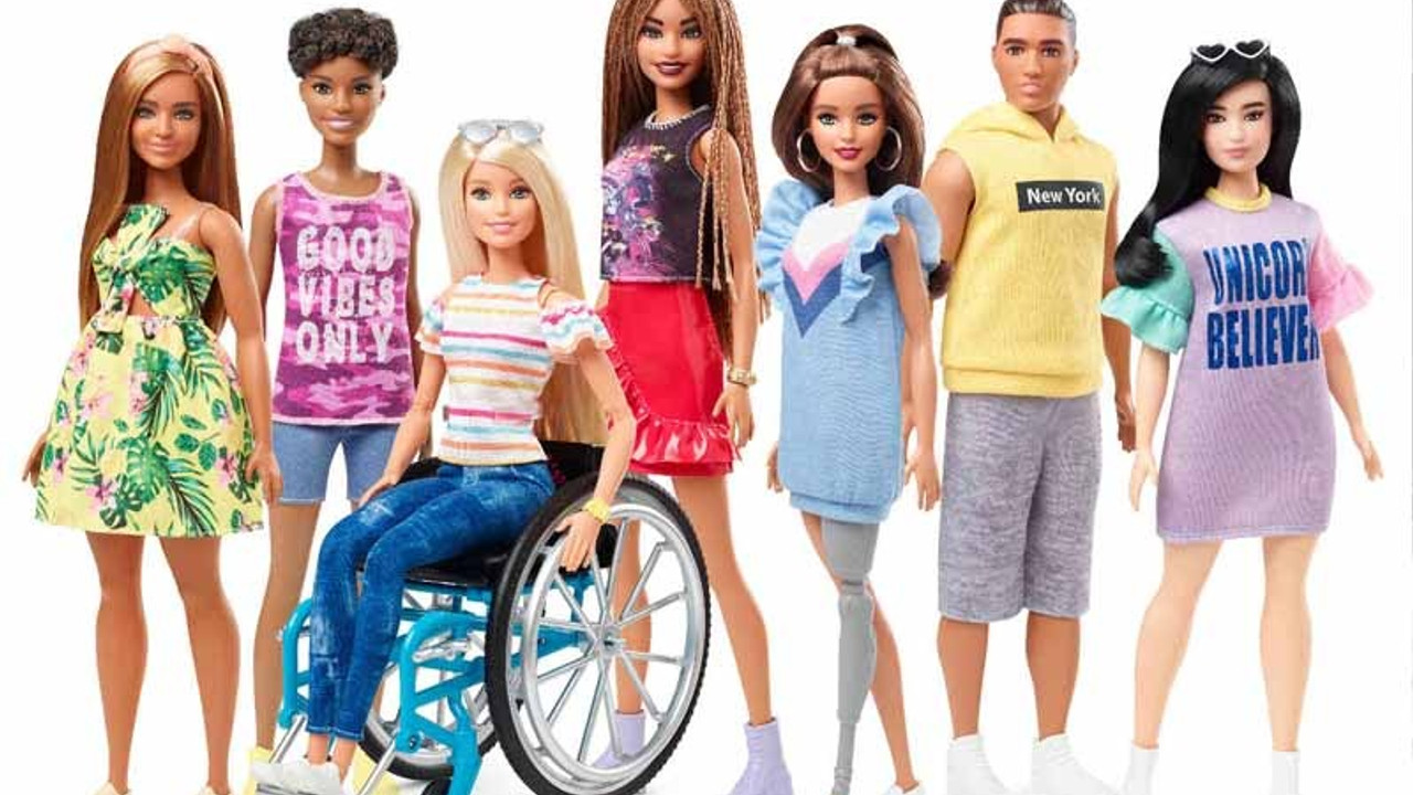 Tekerlekli sandalyede ve protezli Barbie geliyor