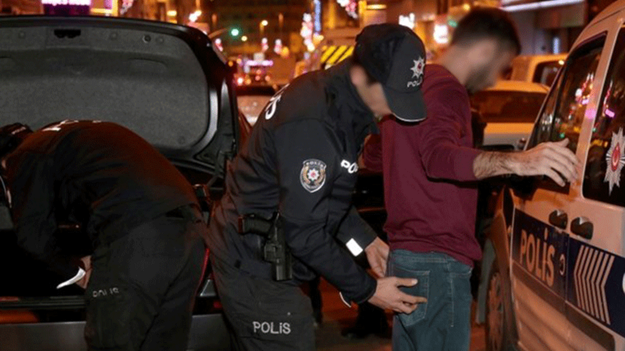 Sokakta üst araması yapan 2 polis tutuklandı