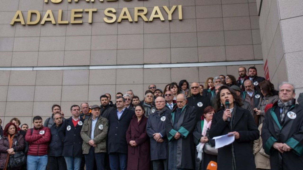 Cumhuriyet davası cezaları Adalet Nöbeti'yle protesto edildi