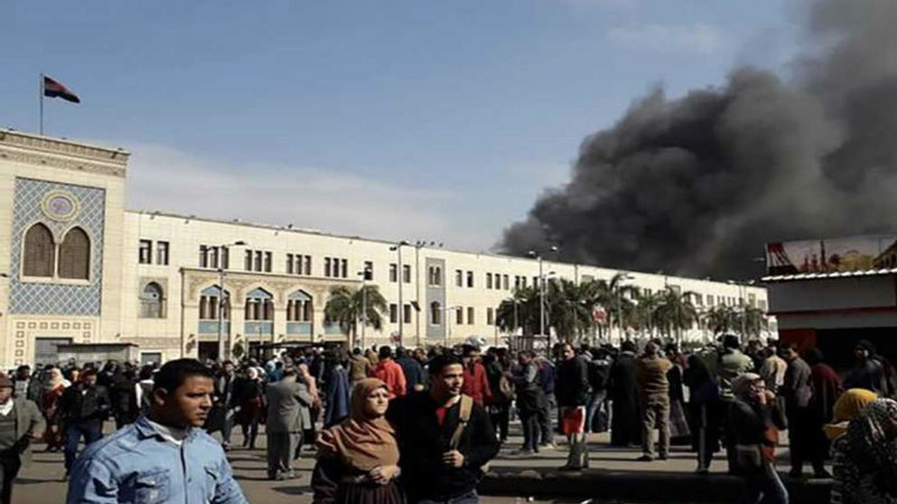 Mısır'da tren istasyonunda yangın: 24 ölü