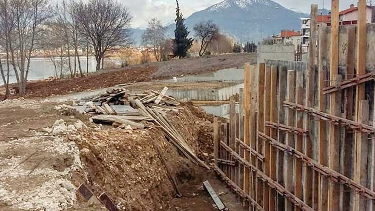 Göl kıyısında cami inşaatı