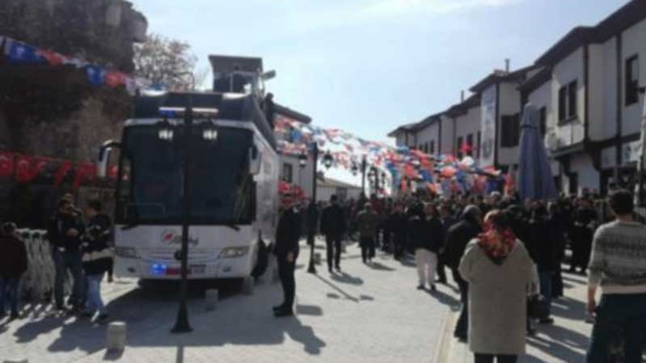 AKP'liler alan boş kalınca cami cemaatini çağırdılar