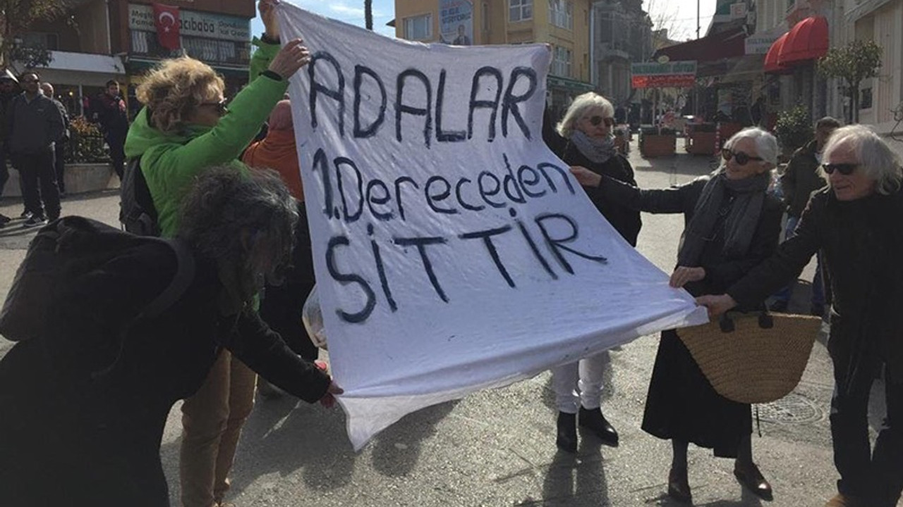 Binali Yıldırım'a, 'Adalar 1. Dereceden Sittir' protestosu