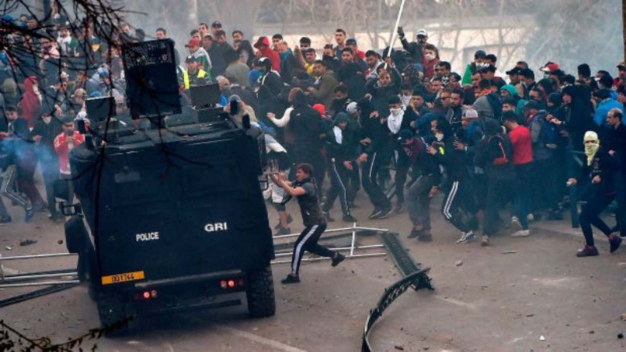 Cezayir Cumhurbaşkanı yeniden aday, protestolar sürüyor