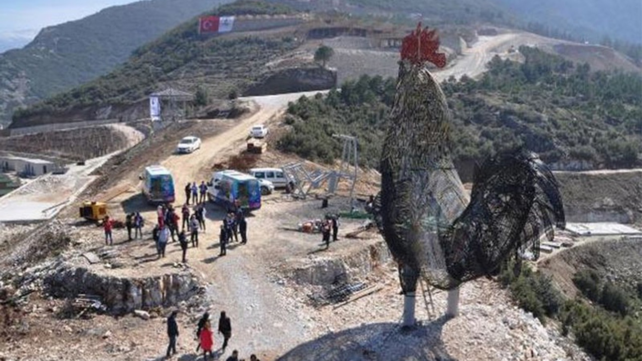 AKP'li belediye Millet Bahçesi'ne dev horoz heykeli dikti