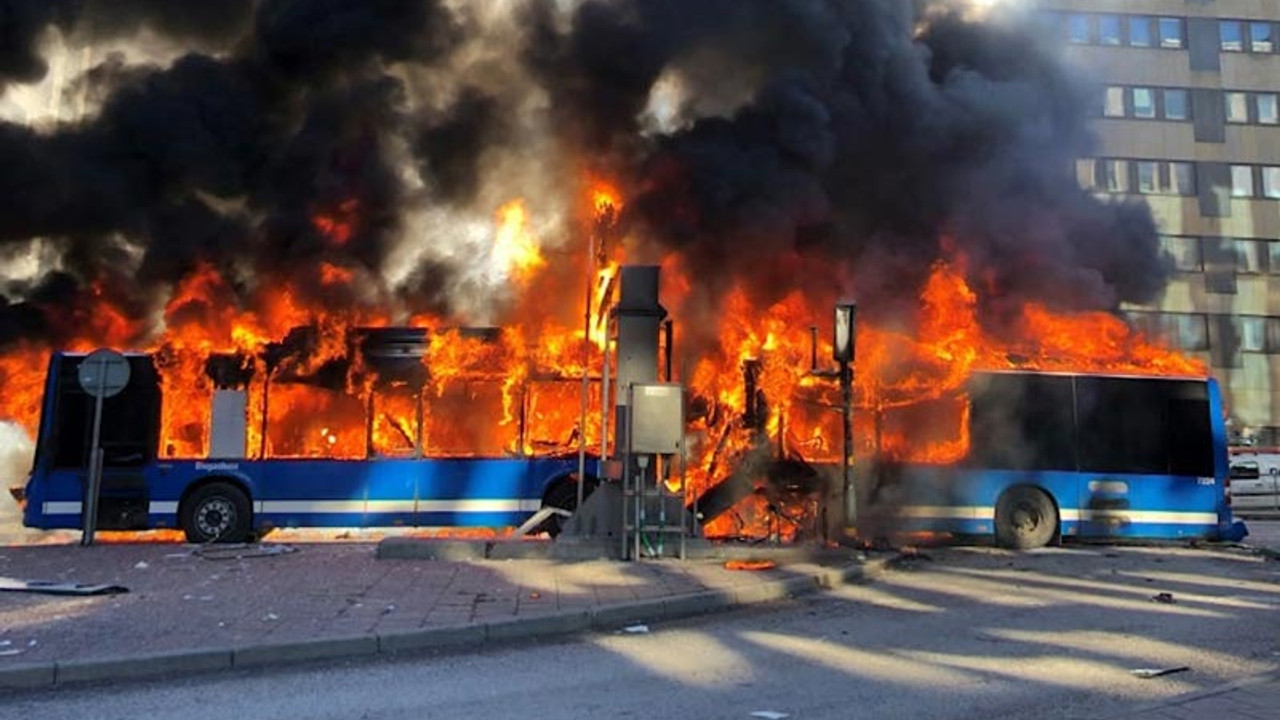 İsveç'te otobüsteki patlama anı amatör kamerada