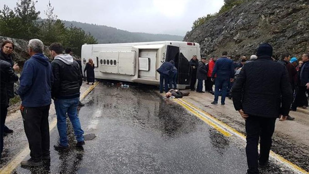 Cenazeye giden otobüs şarampole yuvarlandı