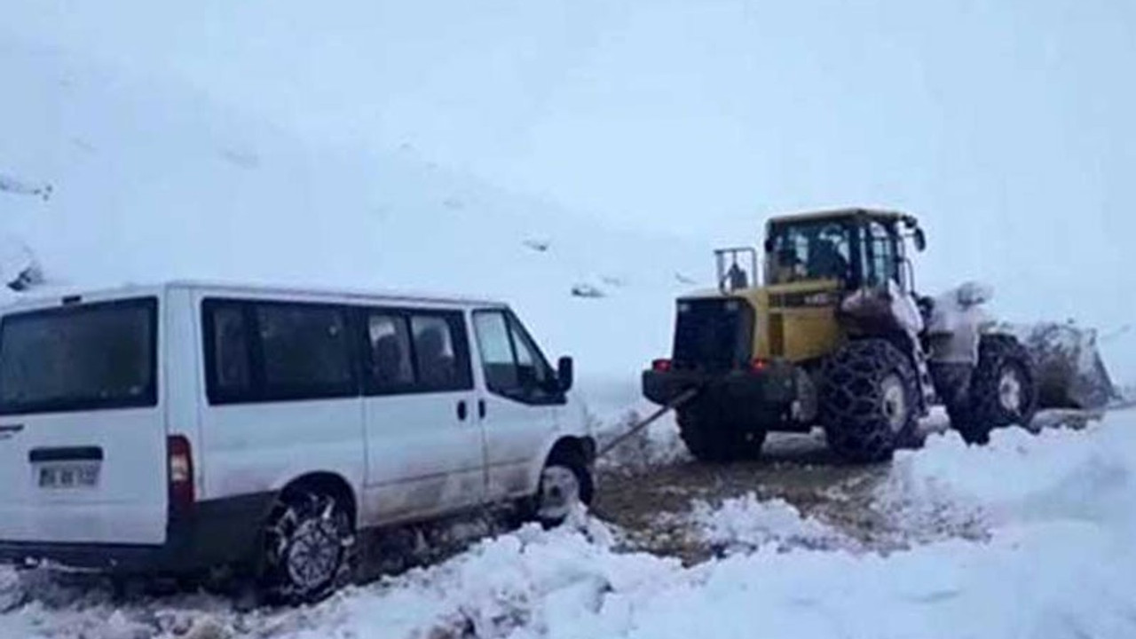 Seçime hava muhalefeti: Oy pusulalarını taşıyan minibüs karda mahsur kaldı