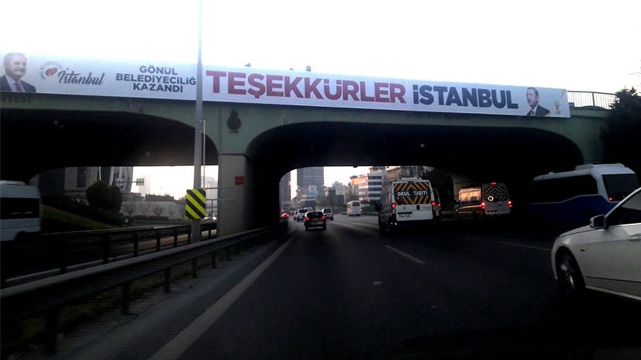 AKP İstanbul'da 'kazandık' afişleri asmaya devam ediyor