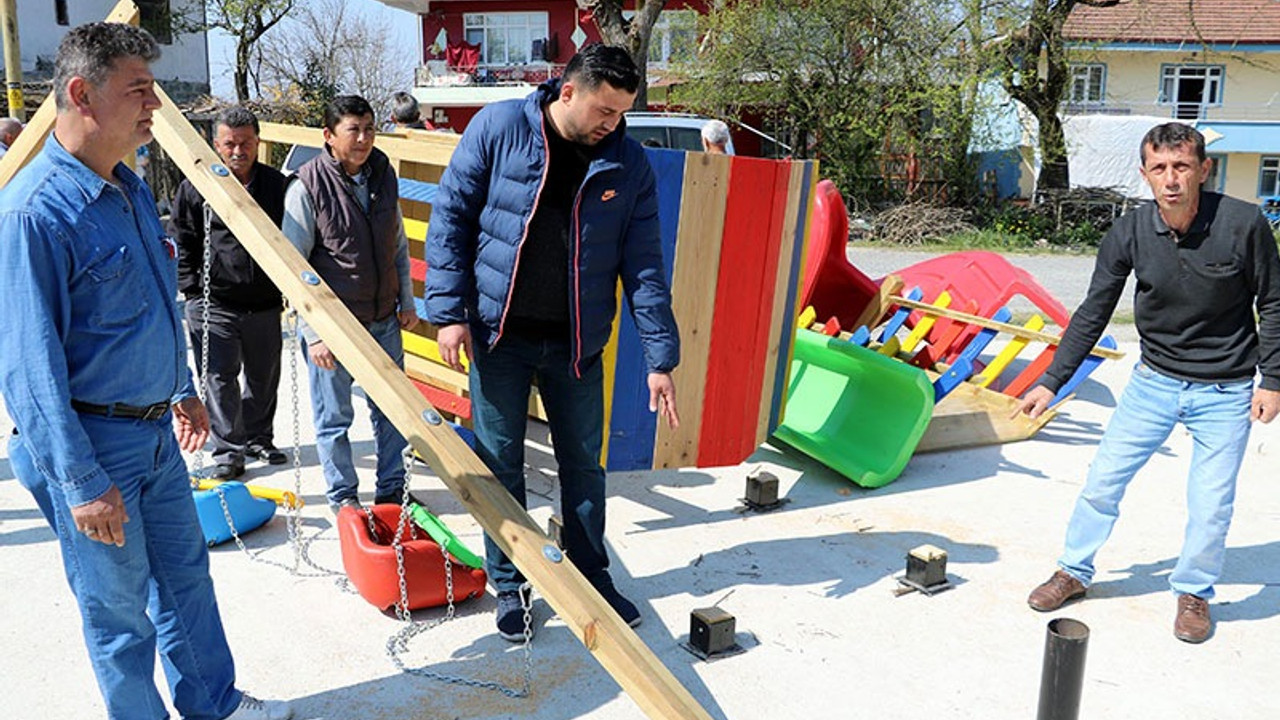 Seçimi kaybedince yaptırdığı çocuk parkını söktü