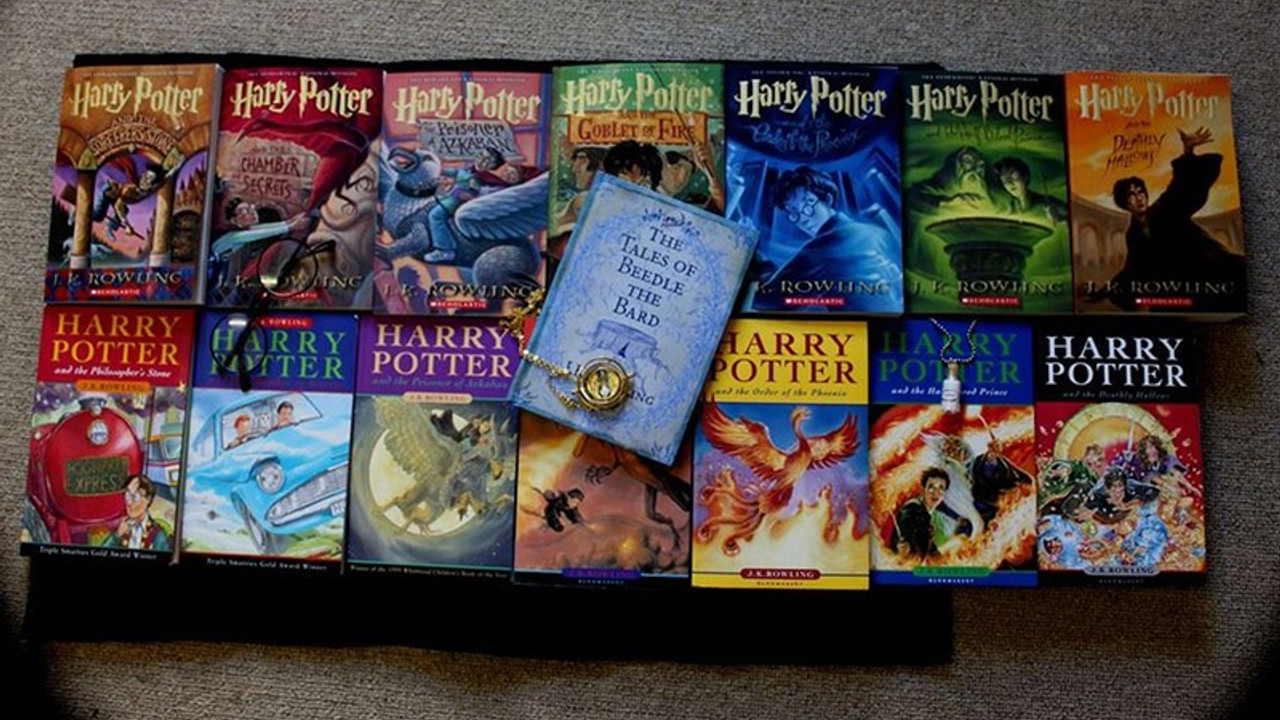 Polonyalı rahipler, 'dine aykırı' dedikleri Harry Potter kitaplarını yaktı