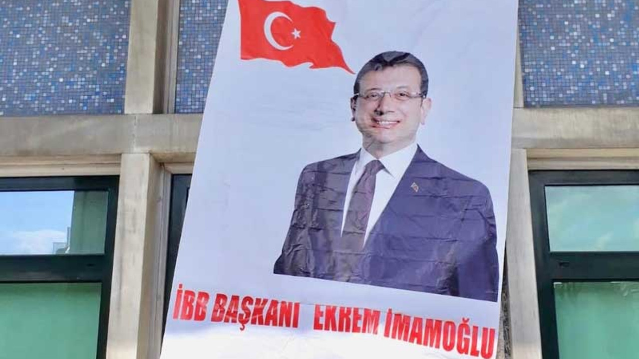 İBB'de İmamoğlu pankartı