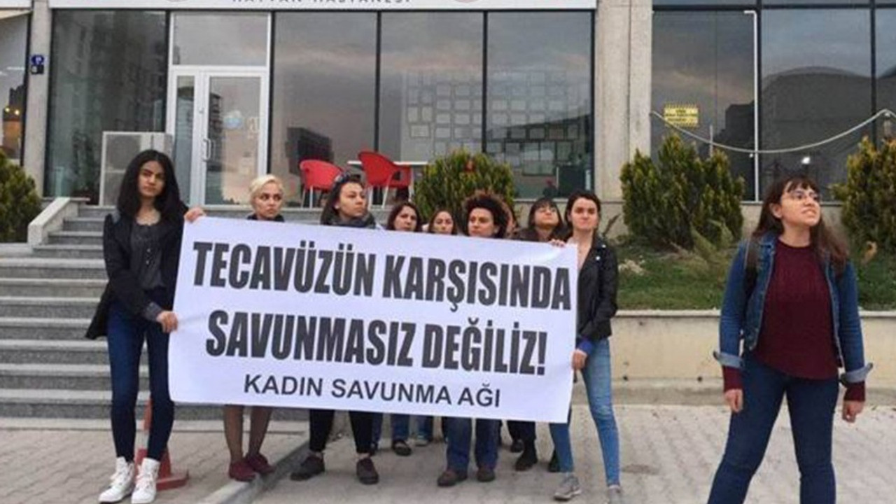 Cinsel saldırıda bulunan profesörün iş yeri önünde eylem