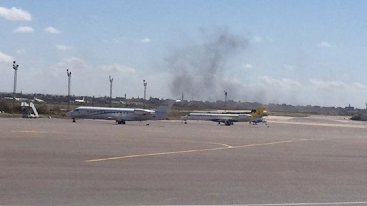 Savaş uçakları Trablus havaalanını bombalandı