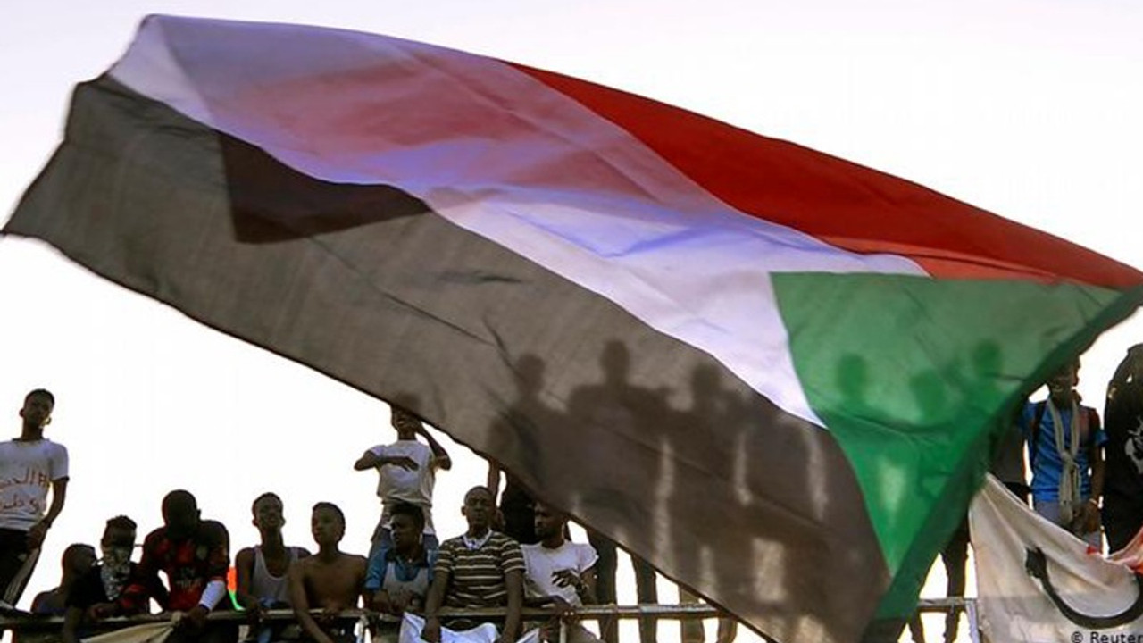 Sudan'da El Beşir tutuklandı, OHAL ilan edildi