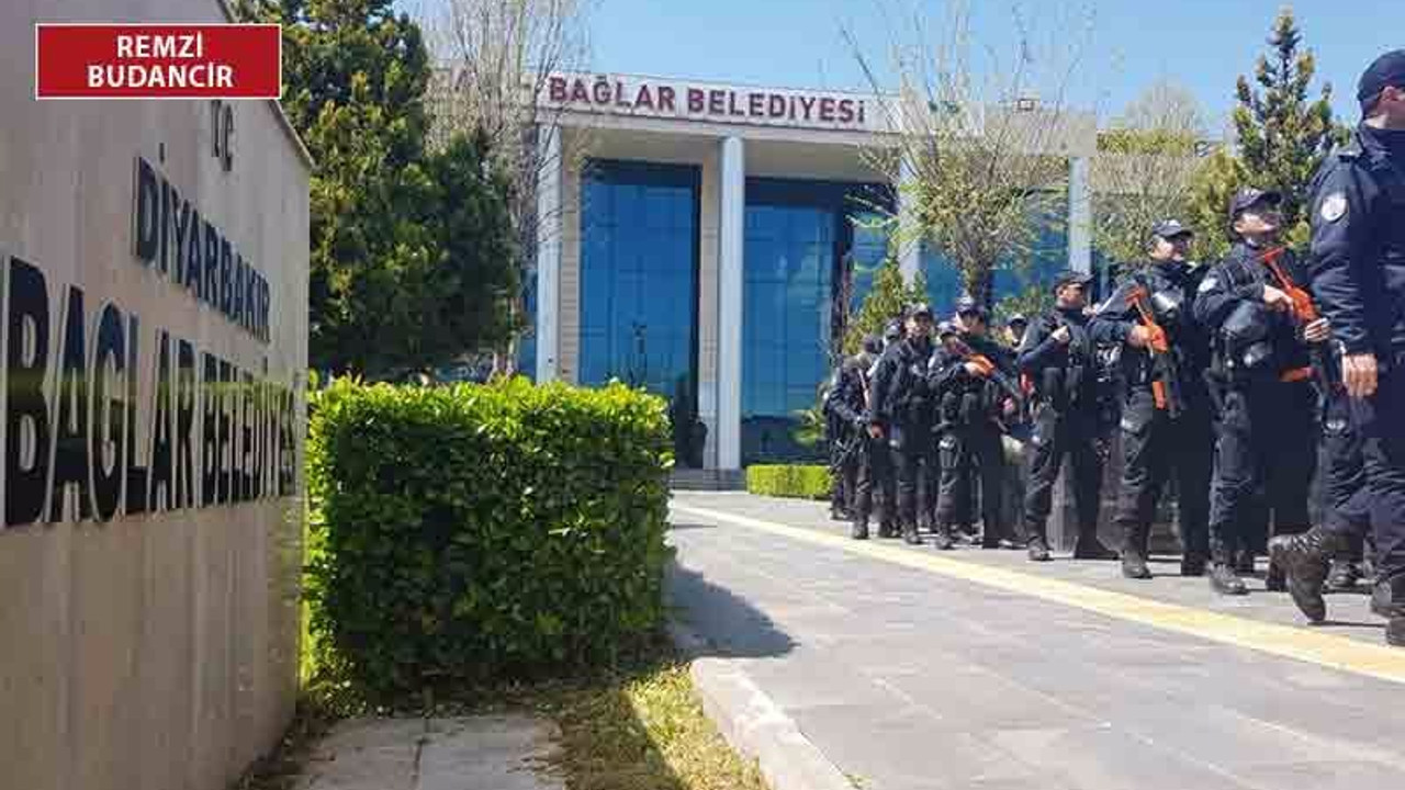 Seçmen iradesine barikat: Belediye binası, seçilmiş başkan geliyor diye ablukaya alındı