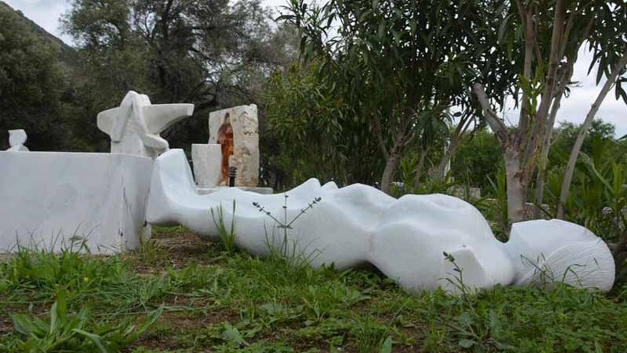 Datça'da sanat akademisinde sergilenen tanrıça heykellerine saldırıldı