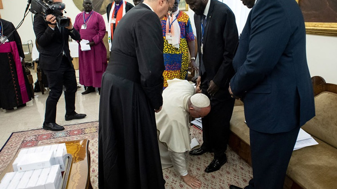 Papa, Güney Sudanlı liderlerin ayağını öptü