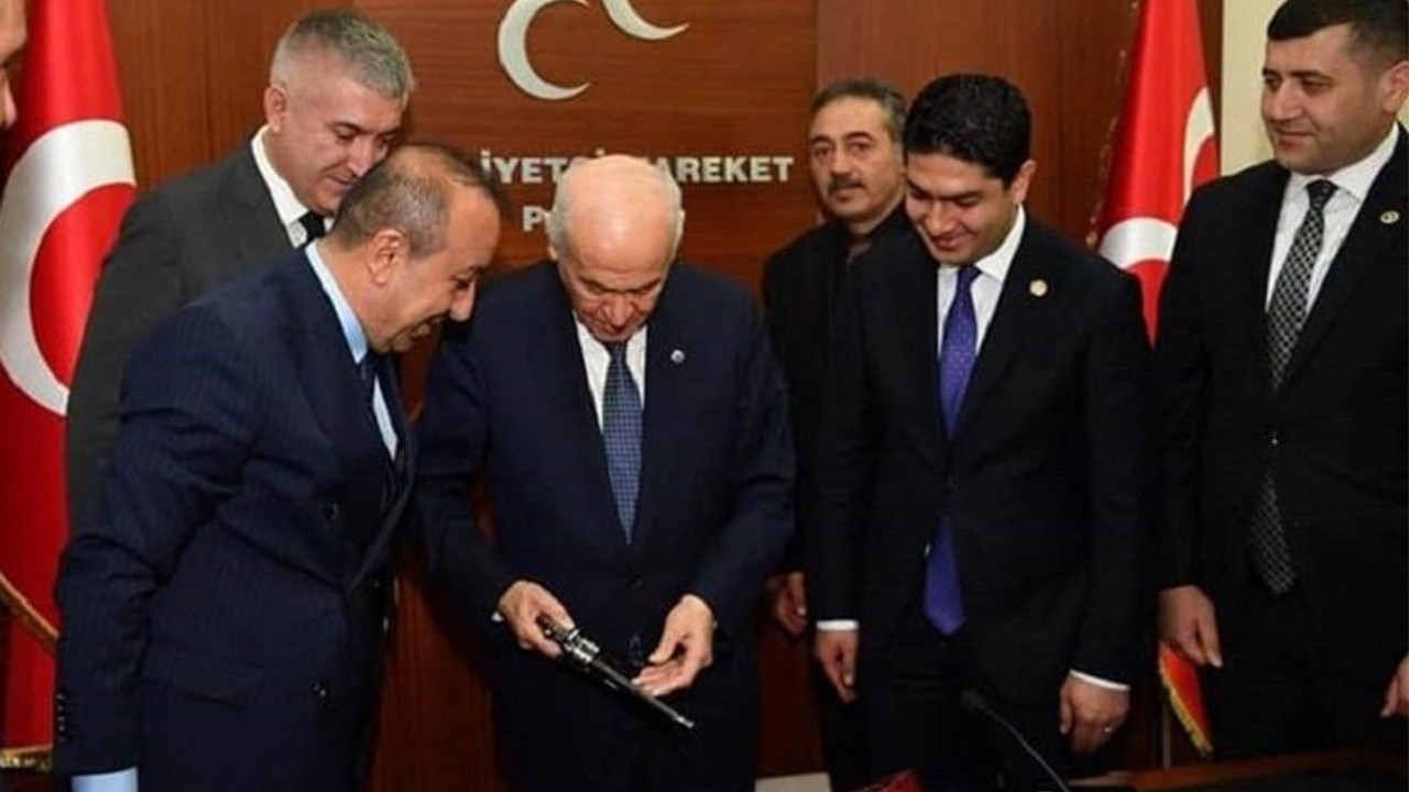 Bahçeli'ye bir silah daha hediye edildi