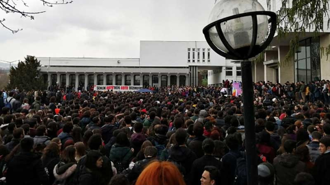 Binlerce ODTÜ'lü Rektörlük önünde protesto gösterisi yaptı