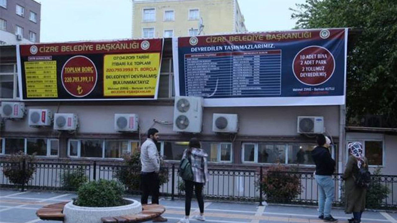 Kayyımın borçları ve devrettiği taşınmazların listesi belediye binasına asıldı