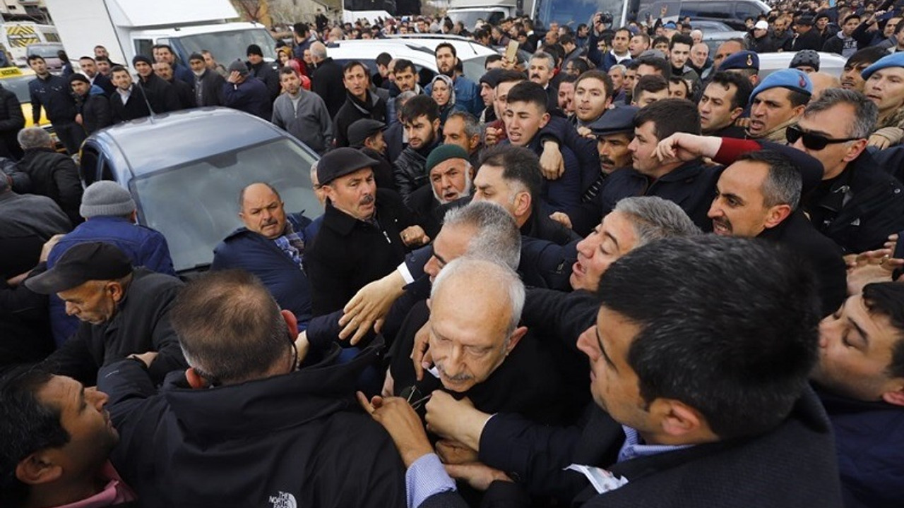 'Saldırganlardan biri bıçak salladı, dirseğimle vurup yere yıktım'