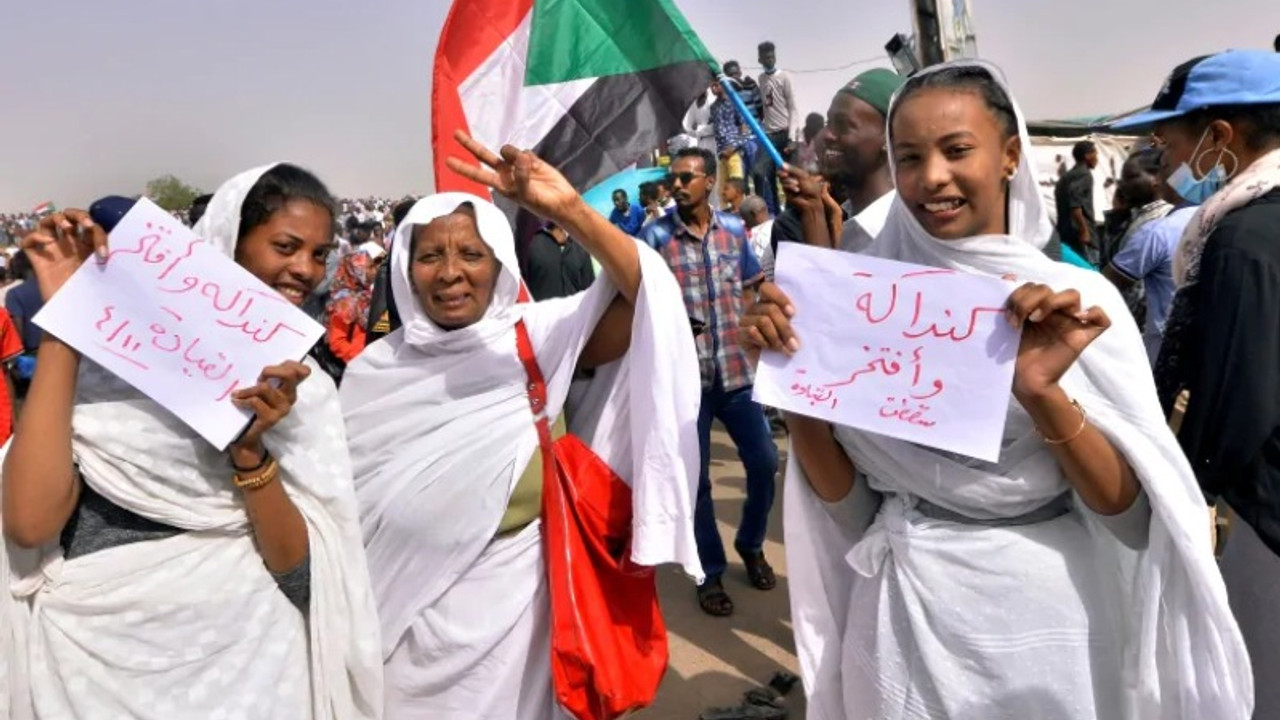 Sudan ordusu eylemcilerden barikatları kaldırmalarını istedi