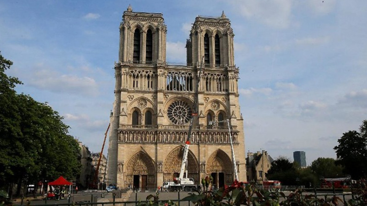 Notre Dame’ın yenilenmesi Fransa’yı ikiye böldü